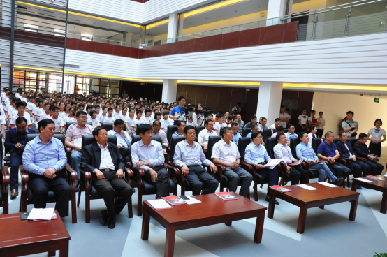 新乡市副市长职伟、、、市教育局党委书记、、、局长李修国等向导出席仪式现场